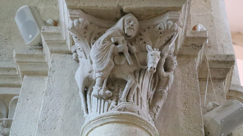 Chapiteau de l'église saint-Andoche de Saulieu représentant le prophète Balaam sur son âne